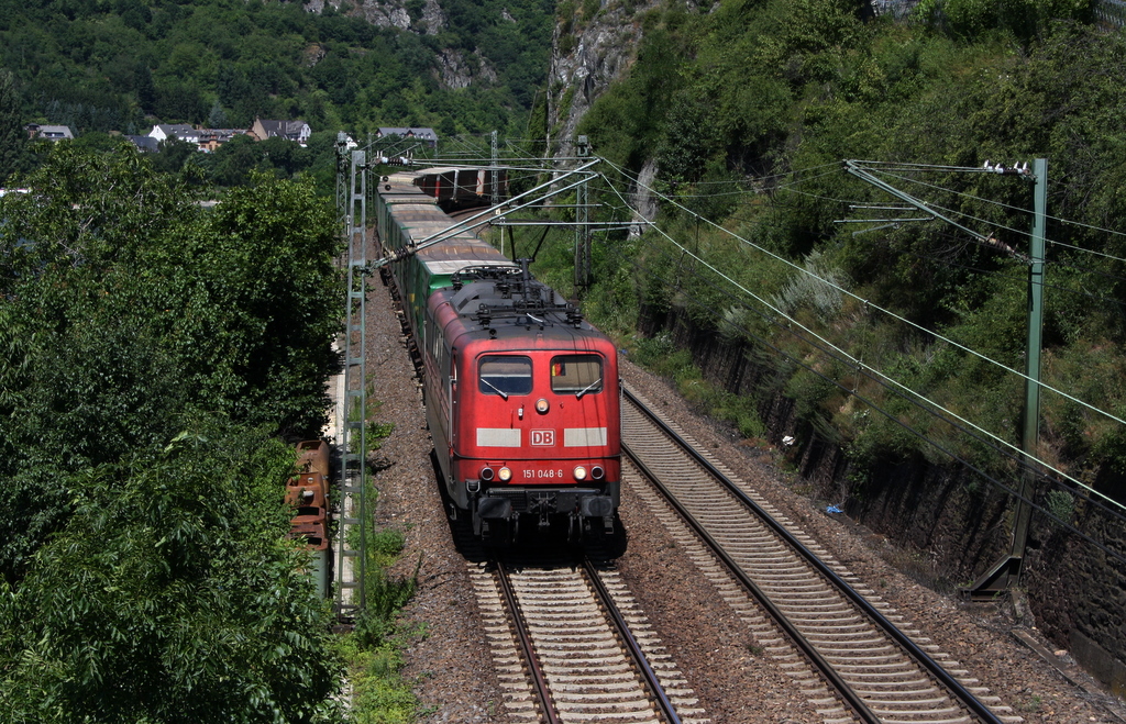 151 046-6 kam am 16.07.2010 durch Lorchhausen geeilt.