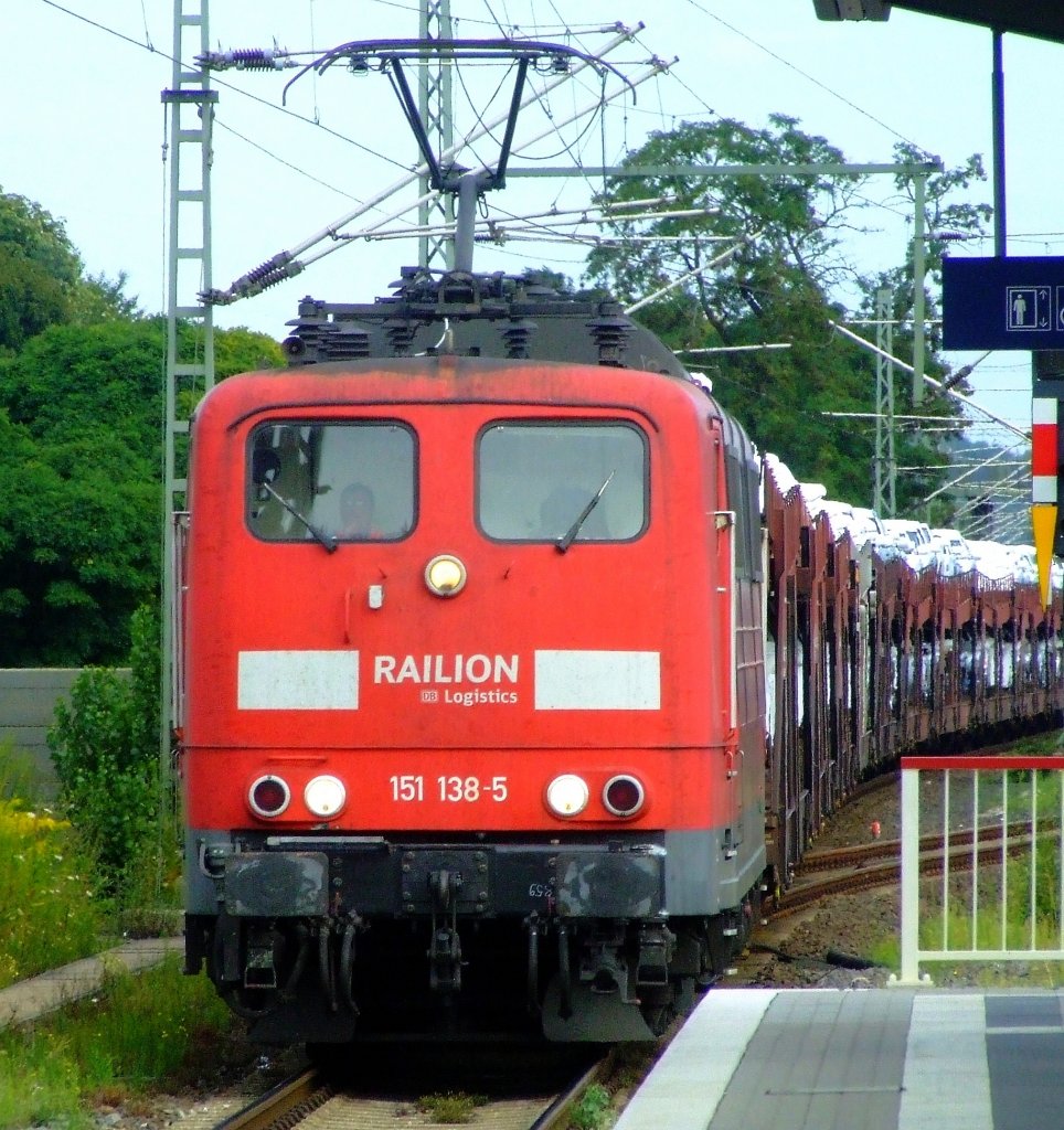 151 138-5 mit mit einem Ganzzug voller Audi´s durchfhrt am 31.07.2009 den Bahnhof Troisdorf.