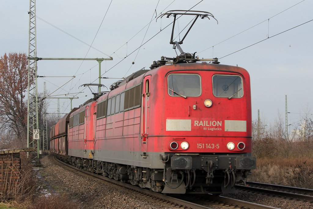 151 143-5 mit Schwestermaschine und Erzzug in Porz Wahn am 02.02.2011