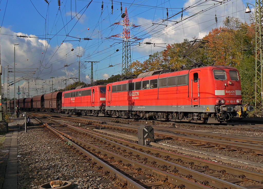 151 169-0 mit 151 164 mit Erzzug in Gremberg am 25.10.2010