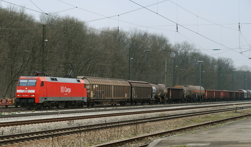 152 045-1, aufgenommen vor einem gemischten Gterzug bei der Durchfahrt durch Neuoffingen, am 26.03.11.