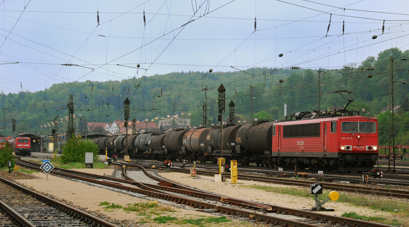 155 187-8, aufgenommen am 03.05.11, bei der Ausfahrt aus dem Bahnhof Treuchtlingen mit einem Kesselwagenzug.