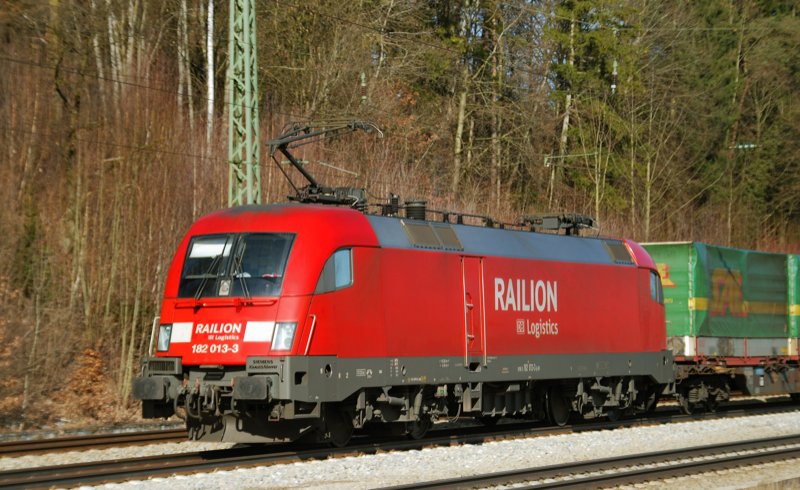 182 013-3, aufgenommen am 27.02.10, bei der Durchfahrt durch Aling, Strecke Mnchen-Rosenheim.
