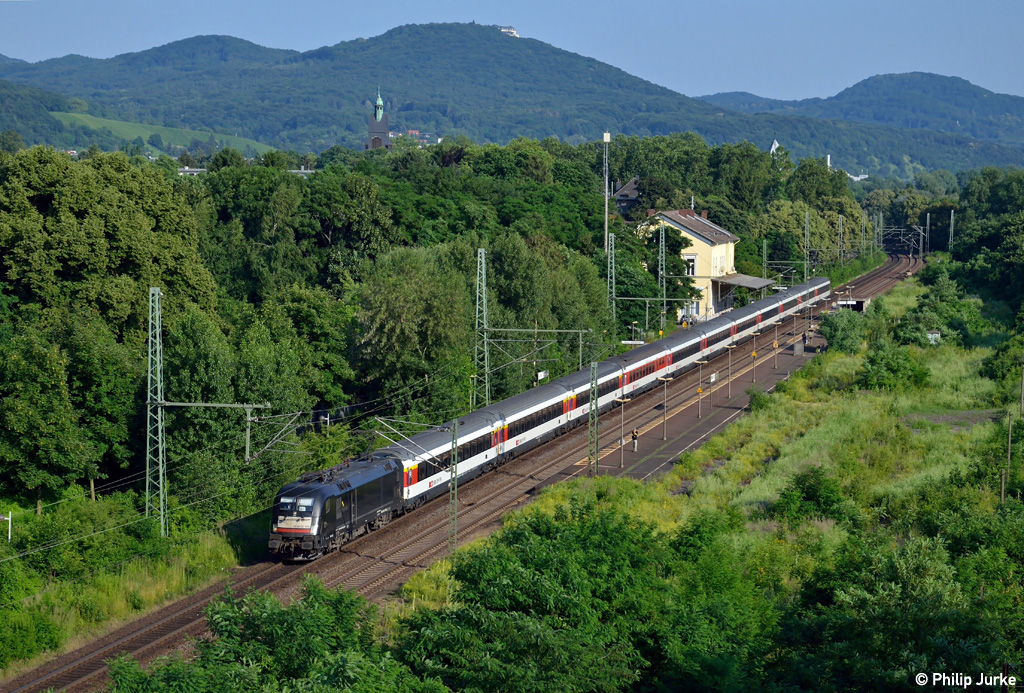 182 509-0 mit dem EC 6 von Chur nach Hamburg am 07.07.2013 in Bonn-Oberkassel.
