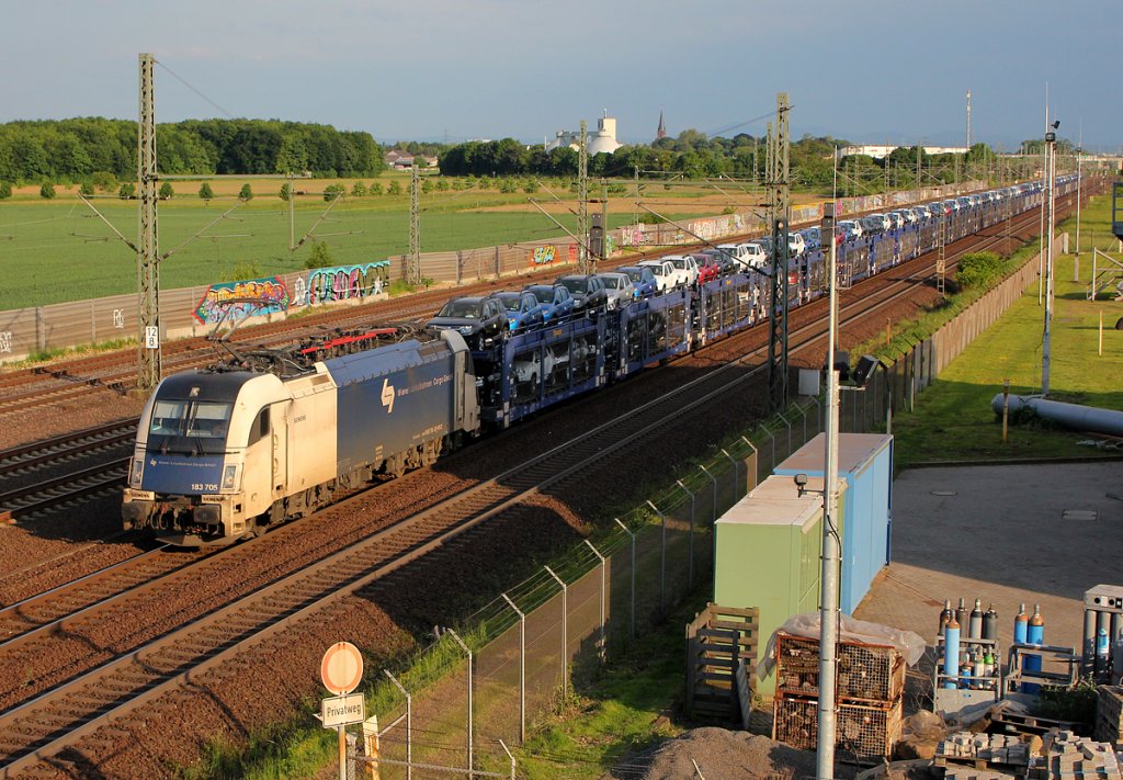 183 705 mit einem Dacia Autozug bei Porz(Rhein) am 28.05.2013