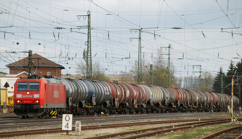 185 200-3, aufgenommen vor einem Tankzug, am 31.03.11, bei der Durchfahrt durch Treuchtlingen.