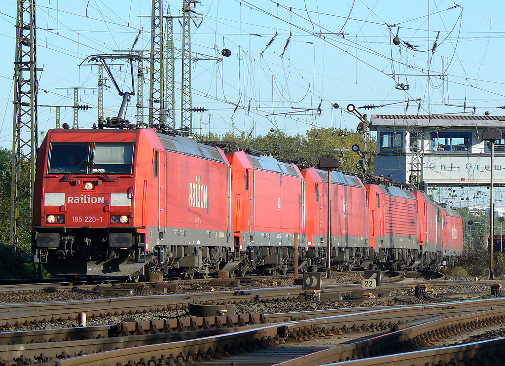 185 220-1 mit einem Lokzug in Gremberg am 09.10.2010