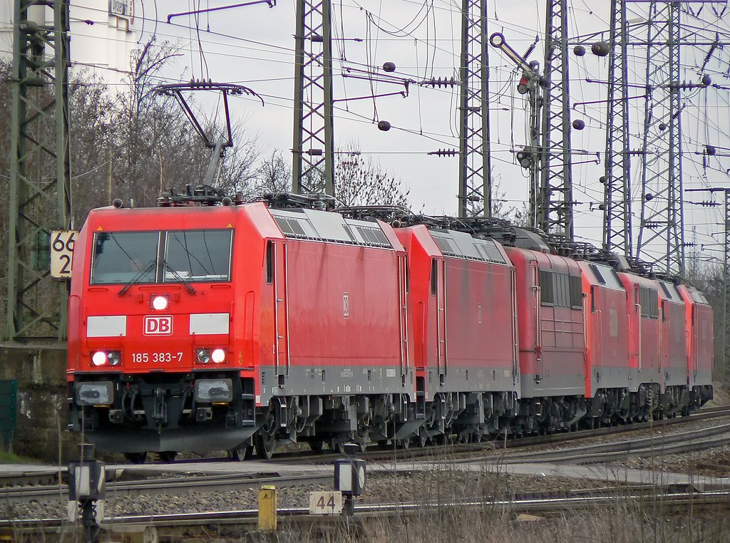 185 383-7 mit einem Lokzug in Gremberg am 20,03,2010