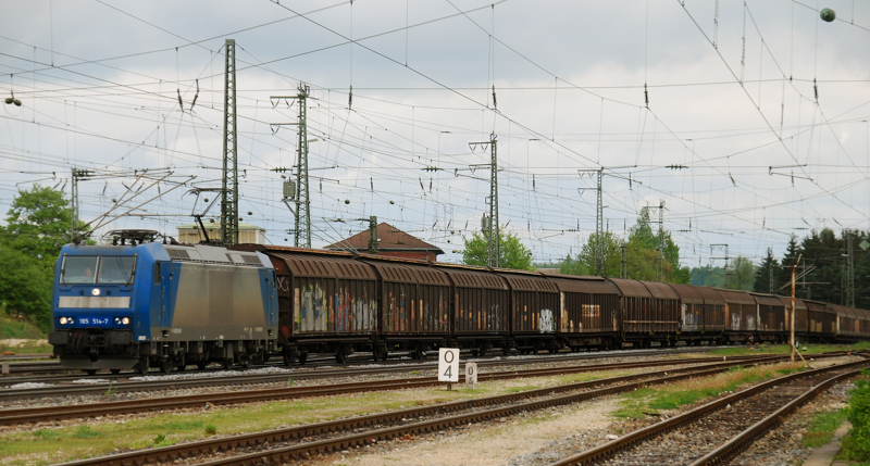 185 514-4, aufgenommen bei der Einfahrt in den Bahnhof Treuchtlingen, am 03.05.11.