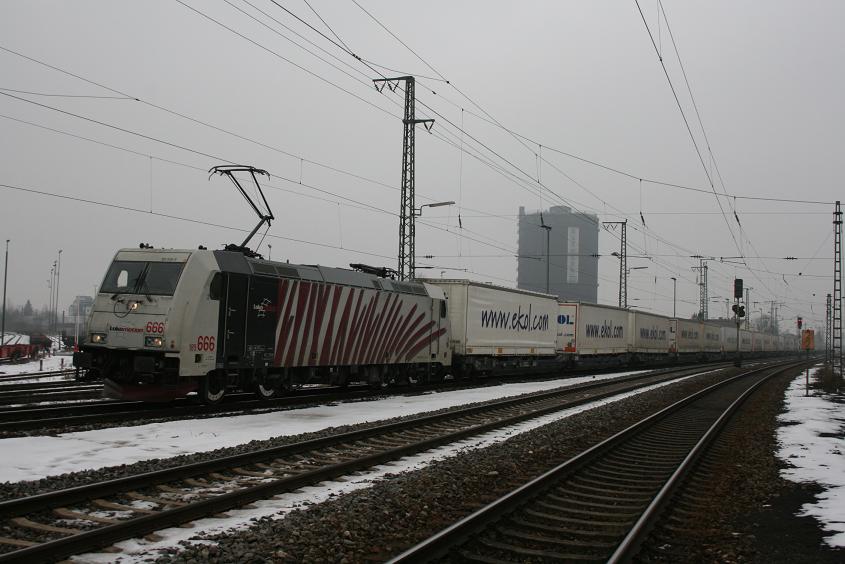 185 666 ebenfalls mit DGS 41853 in Augsburg-Oberhausen am 19.02.2010