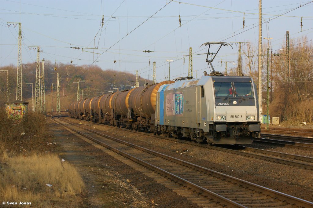 185 680-6 (Railpool/RTB)  Lecker Technik  in Kln-West am 2.3.2013. 