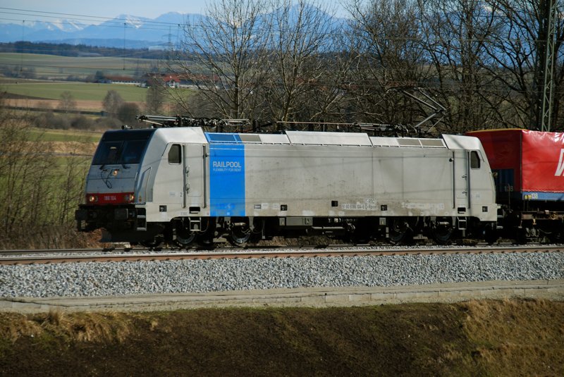 186 104-6, Railpool, aufgenommen am 27.02.10, bei der Durchfahrt durch Aling, Strecke Rosenheim-Mnchen.