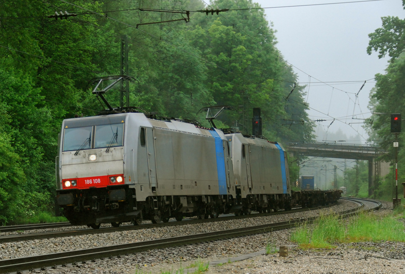 186 108-7 + 186 110-3, aufgenommen bei der Einfahrt in den Bahnhof Aling, am 02.06.10.