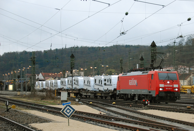 189 001-1, die  Erste  der BR 189, aufgenommen am 31.03.11, bei der Durchfahrt durch Treuchtlingen.