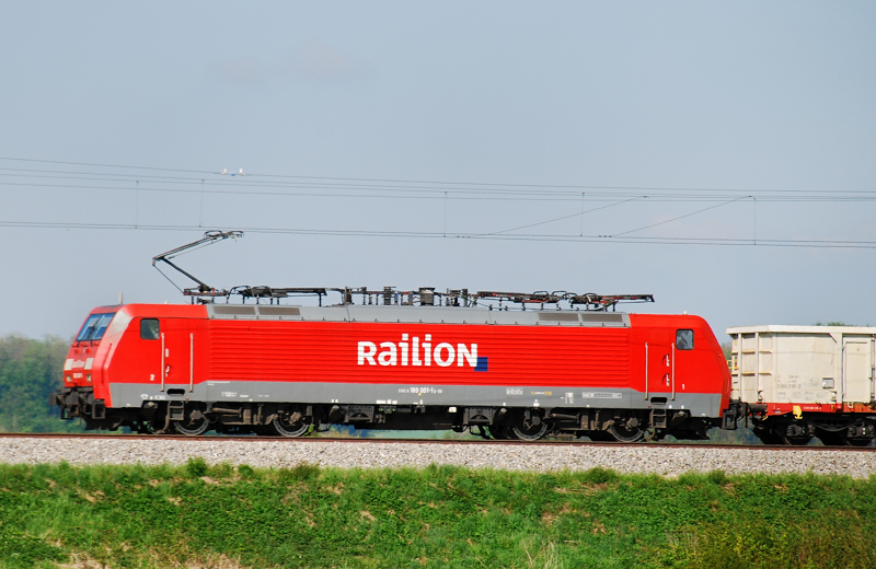 189 001-1, die erste der BR 189, zeigte sich wieder mal auf der Strecke Ulm-Augsburg. Aufgenommen am 04.05.11, kurz nach Burgau.