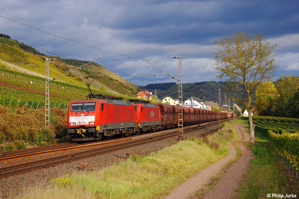 189 030-0 und 189 041-7 am 08.10.2011 in Pommern(Mosel).