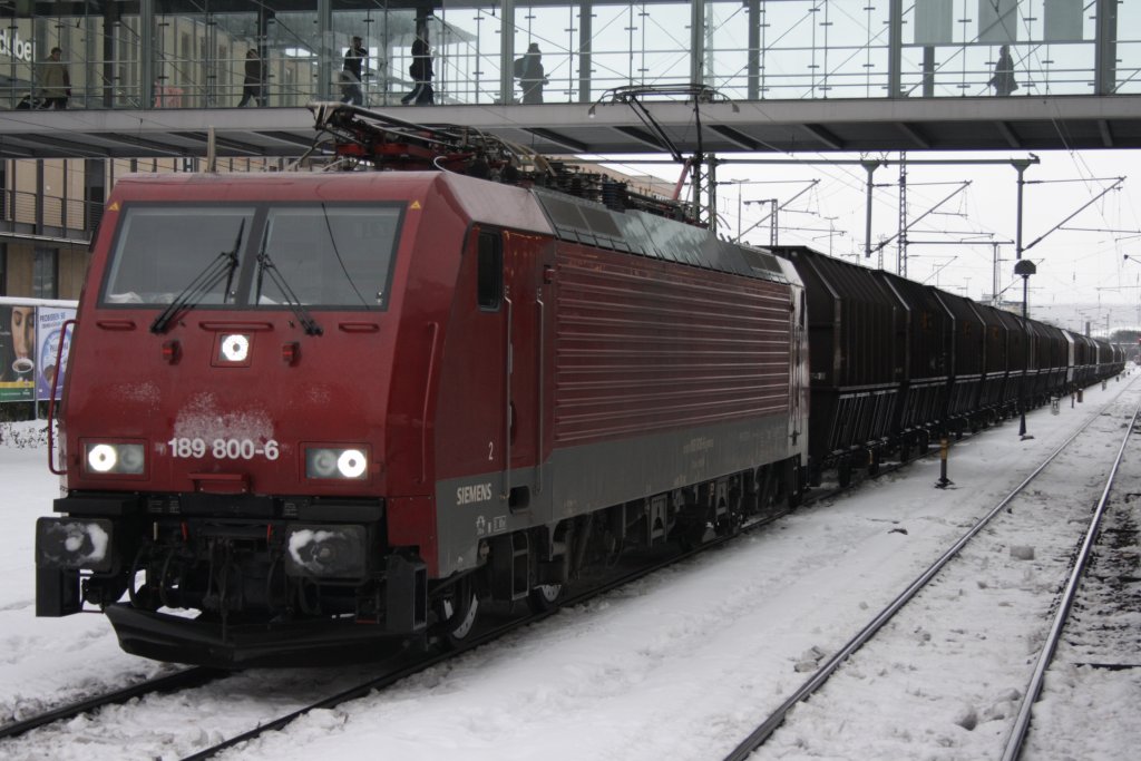 189 800 am 11.12.2010 im Bahnhof von Regensburg