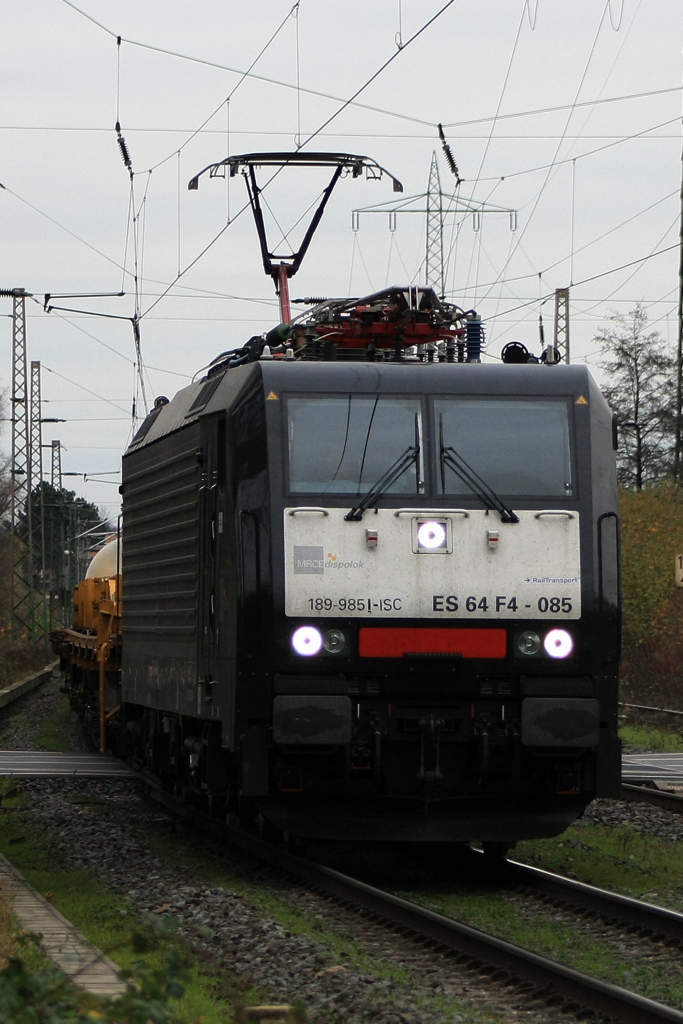 189 985/ ES 64 F4-085 kommt mit einem gemischten Gterzug am 17.11.2010 durch Ratingen Lintorf