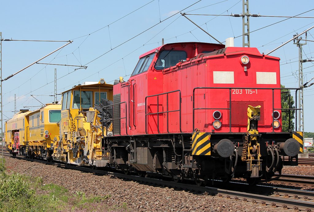 203 115-1 mit Bauzug hinter dem Hp Porz(Rhein) am 30.05.2011