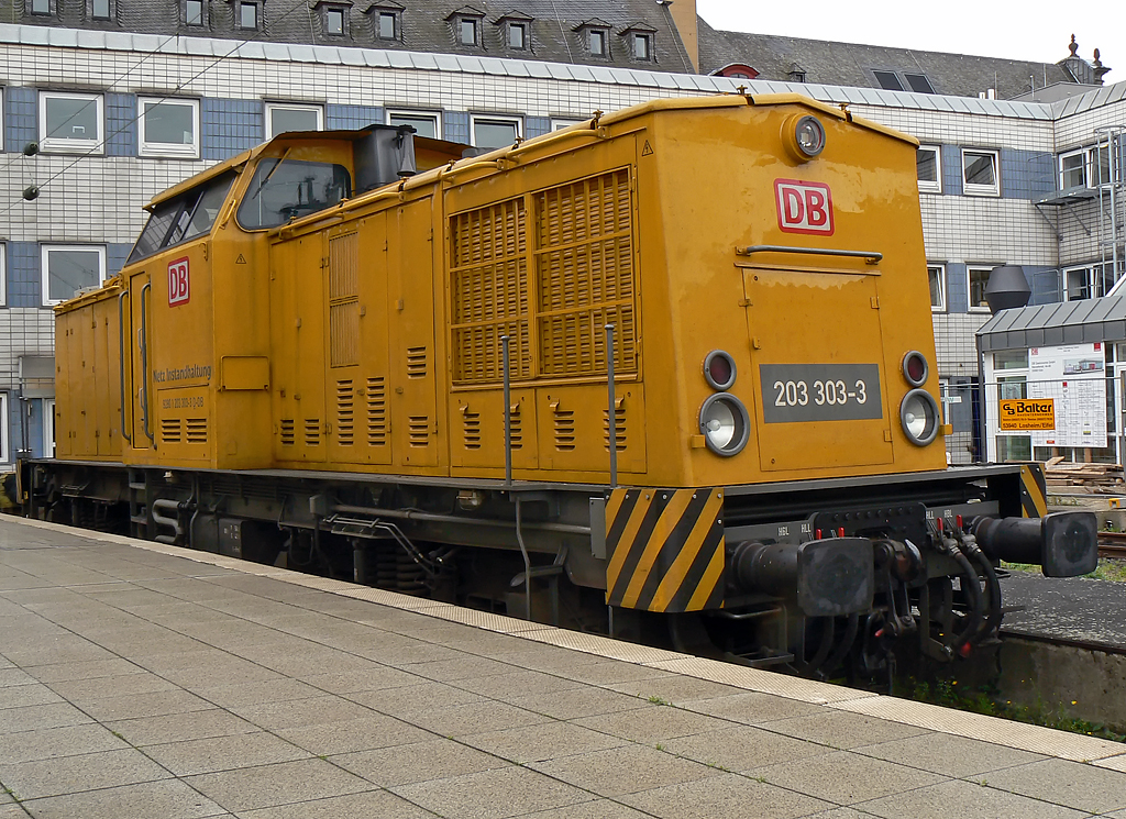 203 303-3 der DB Netzinstandhaltung abgestellt auf dem Stumpfgleis neben Gleis 1 in Kln Hbf am 12.09.2010