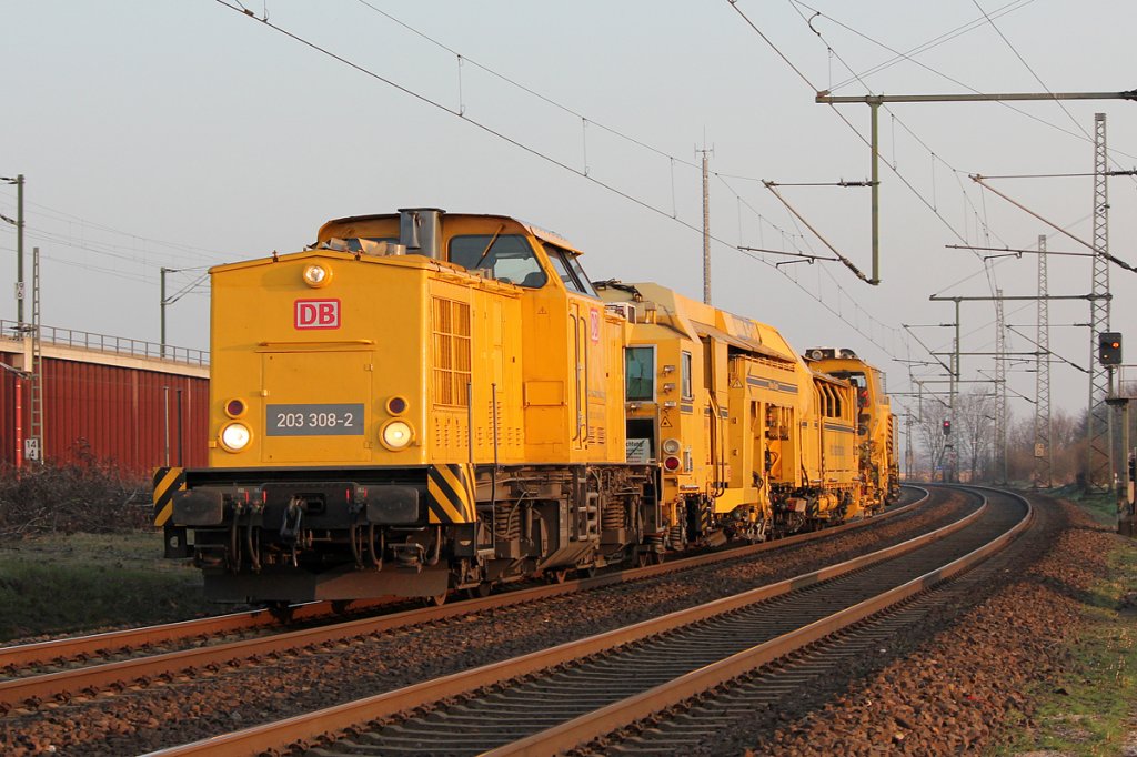 203 308-2 von DB Netz mit Bauzug in Porz Wahn am 21.03.2012