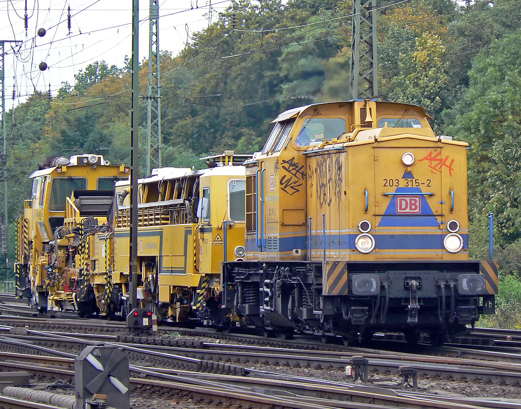 203 315-2 mit Bauzug in Gremberg am 05.10.2010