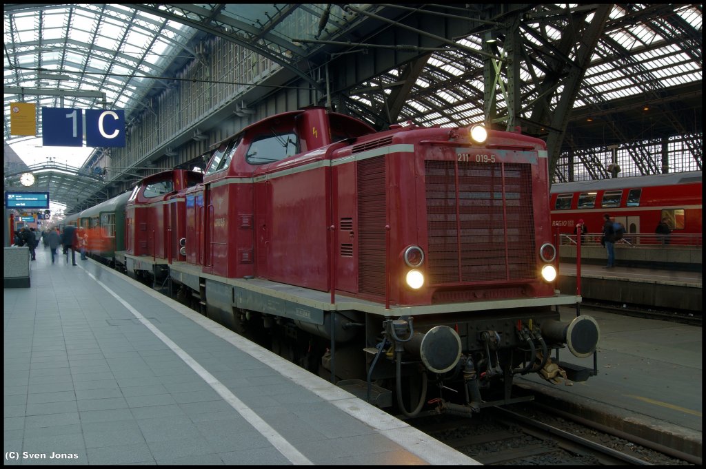 211 019-5 (ELV) und 211 054-2 (ELV) mit einem Sonderzug von Kln-Hbf nach Vienenburg (Harz), hier in Kln-Hbf am 1.12.2012.  