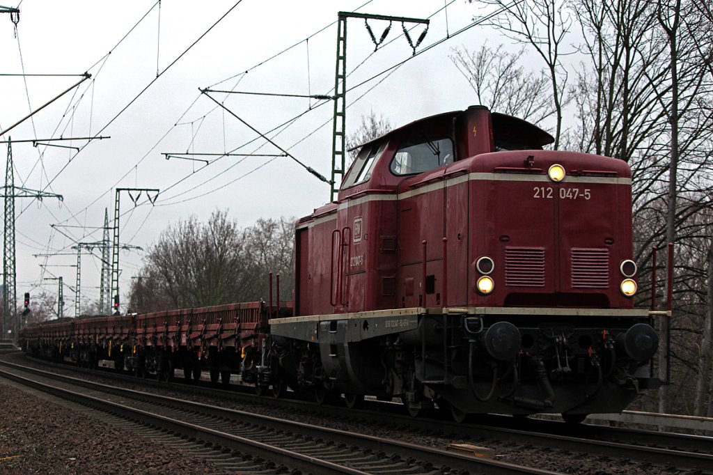 212 047-5 der EfW mit Altschotter als Falschfahrt kurz vor der Klner Sdbrcke am 28.02.2012