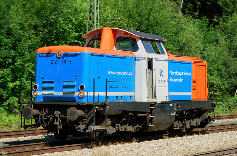 212 311-5, Nordbayerische Eisenbahn, aufgenommen am 28.06.11, bei einer Solodurchfahrt durch Aling.