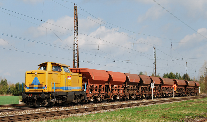 213 336-1, aufgenommen vor einem kurzen Schttgutwagenzug, bei der Durchfahrt durch Gersthofen, am 05.04.11.