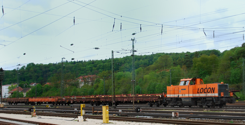 214 003-6, Locon, aufgenommen vor einem kurzen Niederbordwagenzug, am 03.05.11, in Treuchtlingen.