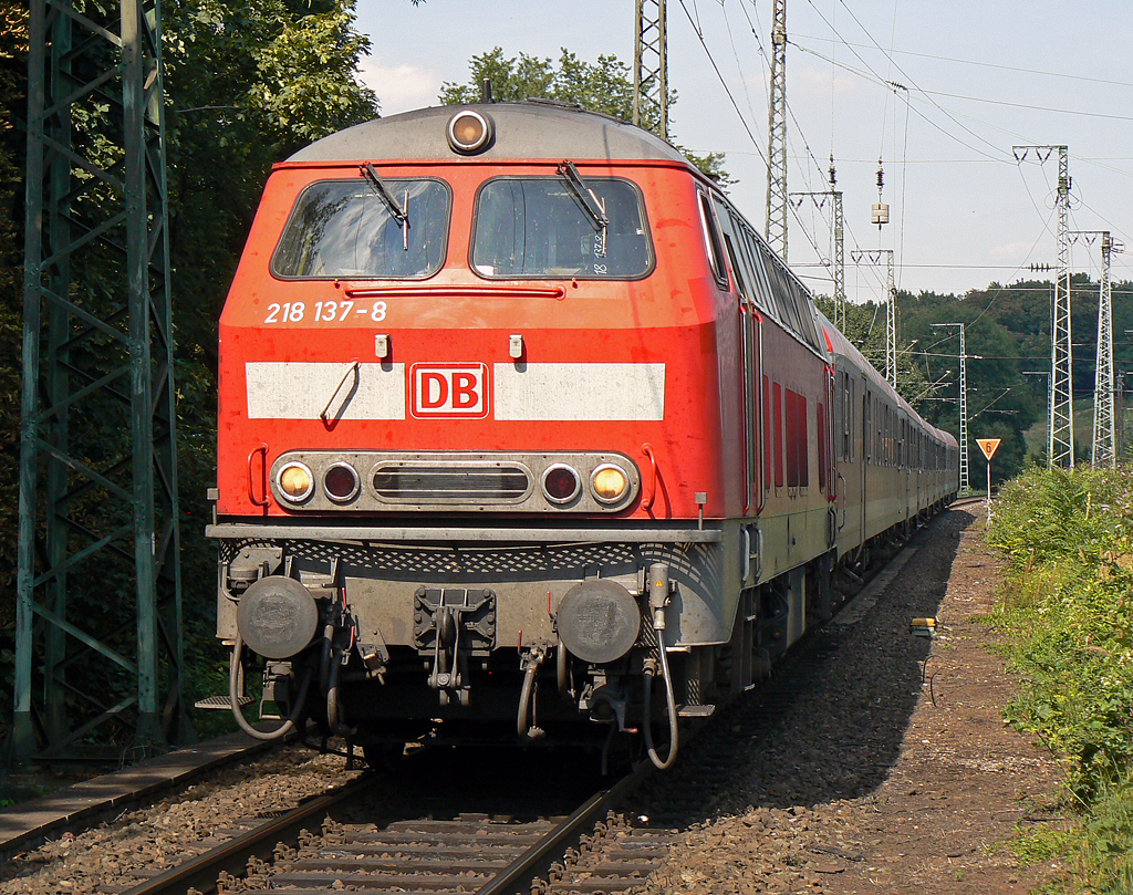 218 137-8 am RE 12 nach Trier im Sommer 2009 in Kln West