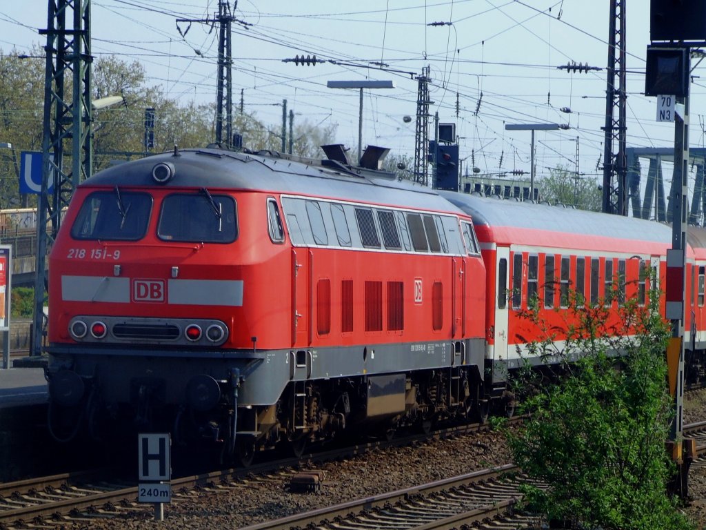 218 151-9 schiebt am 15.04.2009 einen Nahverkehrszug vom Bahnhof  Kln Messe-Deutz, der Endbahnhof war nach Deutzerfeld aufs Abstellgleis.