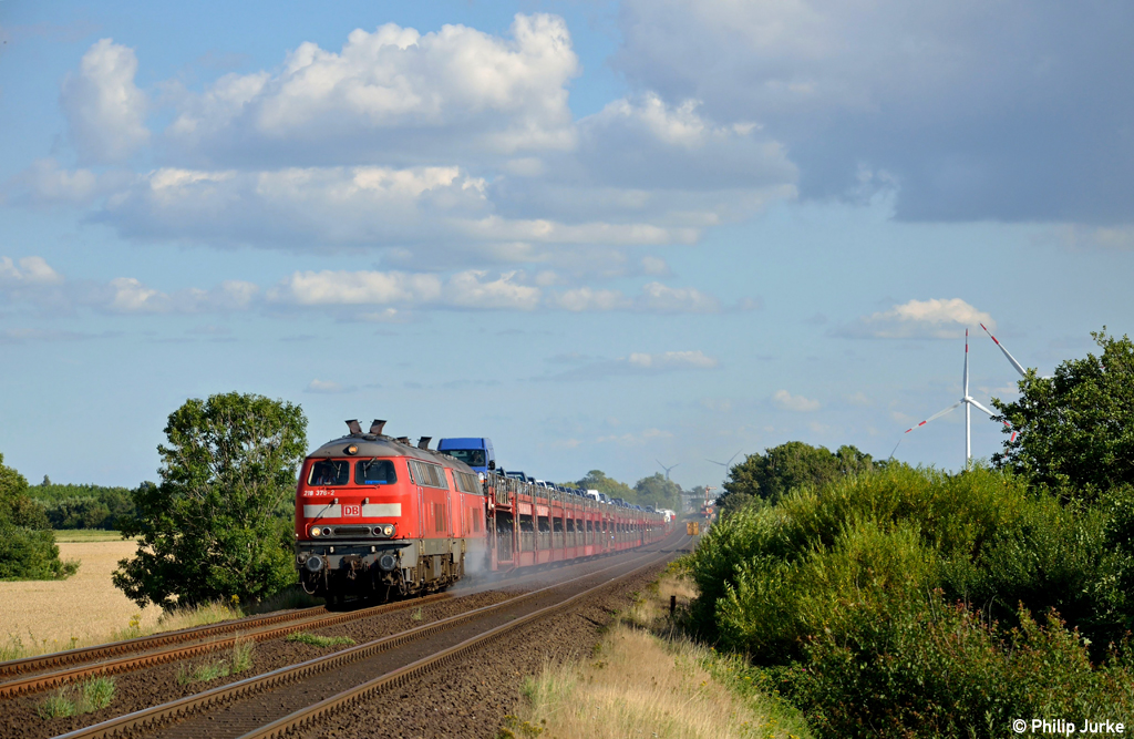 218 376-2 + 218 311-6 mit dem AS 1448 nach Westerland(Sylt) am 11.08.2012 in Klanxbll.