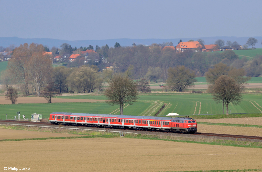 218 474-5 mit dem RE 14065 von Hannover nach Bad Harzburg am 21.04.2013 bei Derneburg.
