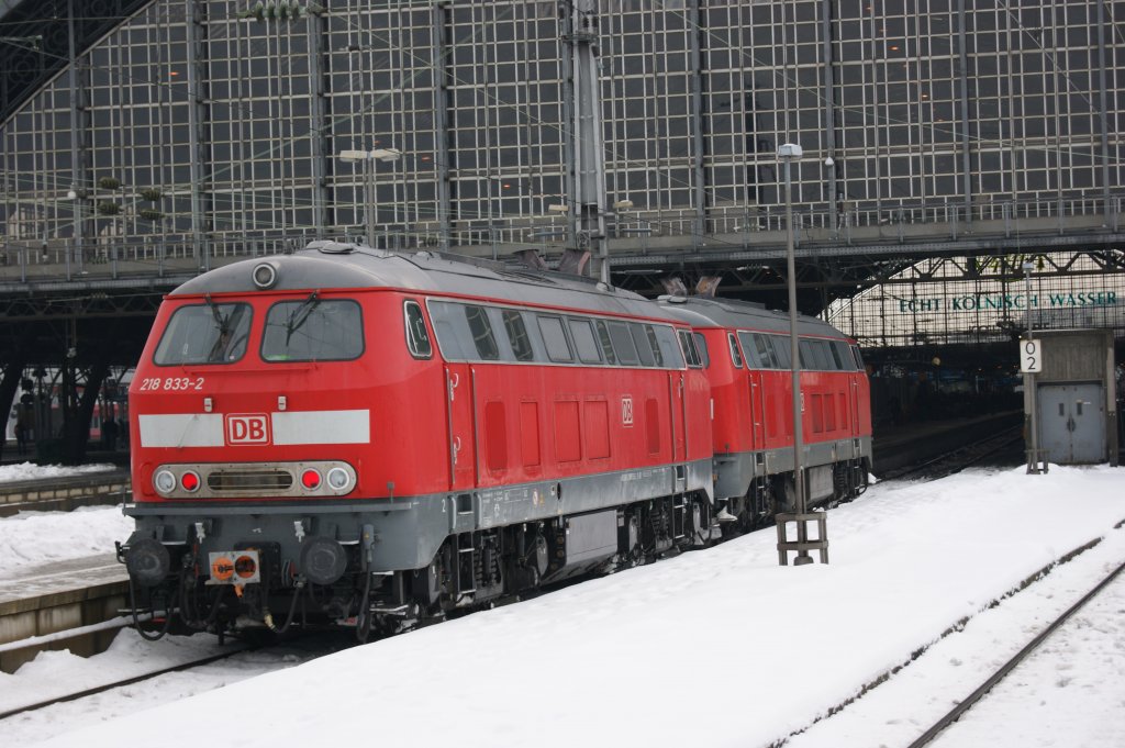 218-833-2 und 218 813-4 Lz in Kln-Hbf am 27.12.2010.