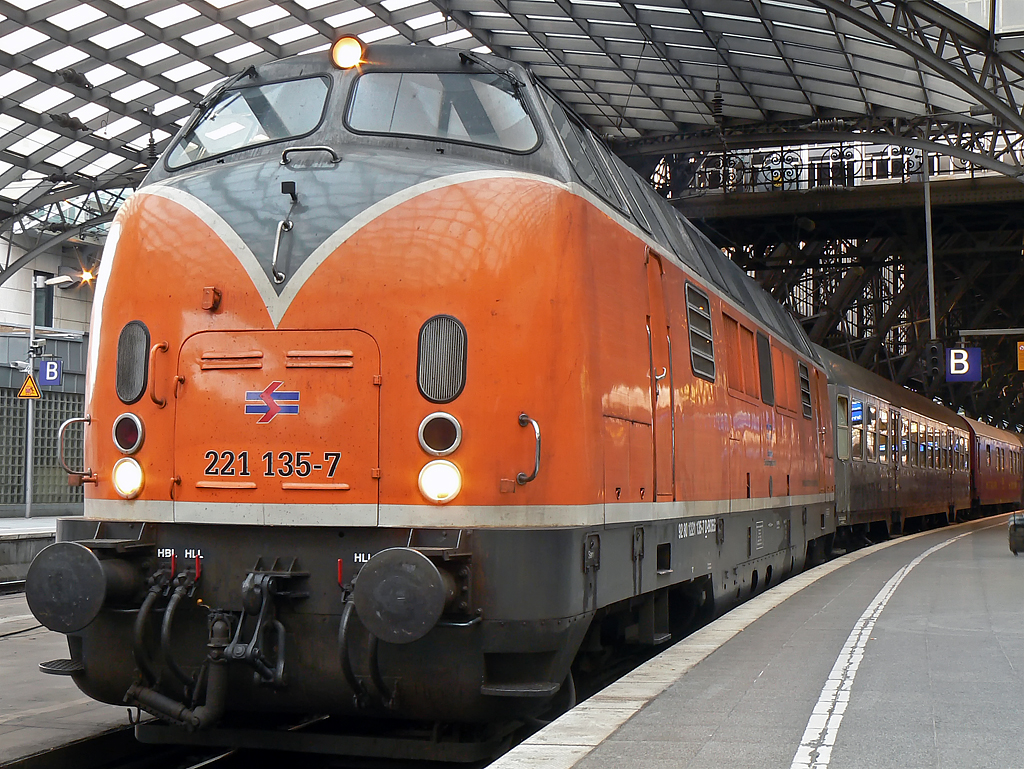 221 135-7 der Bocholter Eisenbahn am DPE 92228 aus Brohl kommend rtg Dortmund an Gleis 2 in Kln Hbf. am 09.05.2010
