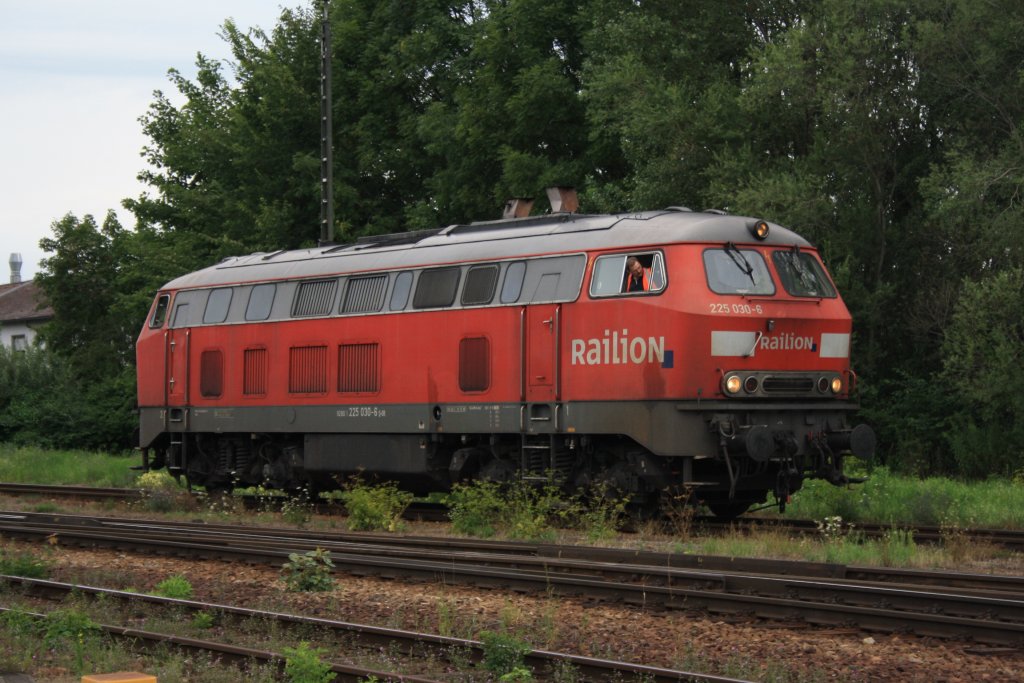 225 030 am 02.08.2010 im Bahnhof von Mhldorf.