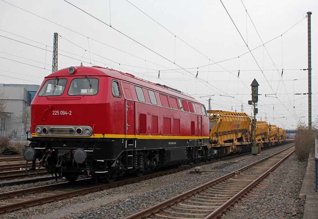 225 094-2 der EBM mit Bauzug abgestellt in Hrth-Kalscheuren am 30.03.2013