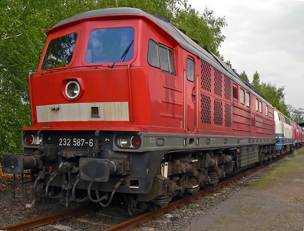 232 587-6 steht in Gremberg vor der Z-Reihe mit den 225ern, die dort schon was lnger stehen, neben div. V60 und Kf´s stehn in Gremberg noch 139 131-7 / 139 316-4 / 140 516-1 und 140 854-1 .... . 