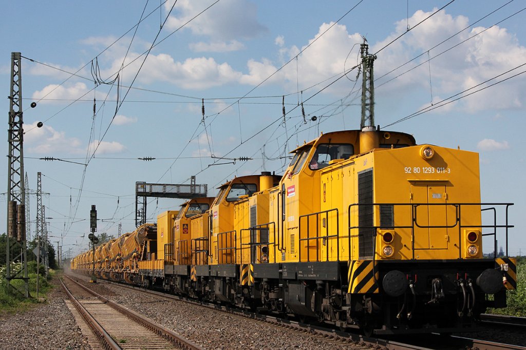 293 011-3 der DBG mit zwei weiteren Schwestermaschinen und langem Bauzug in Brhl am 27.05.2012