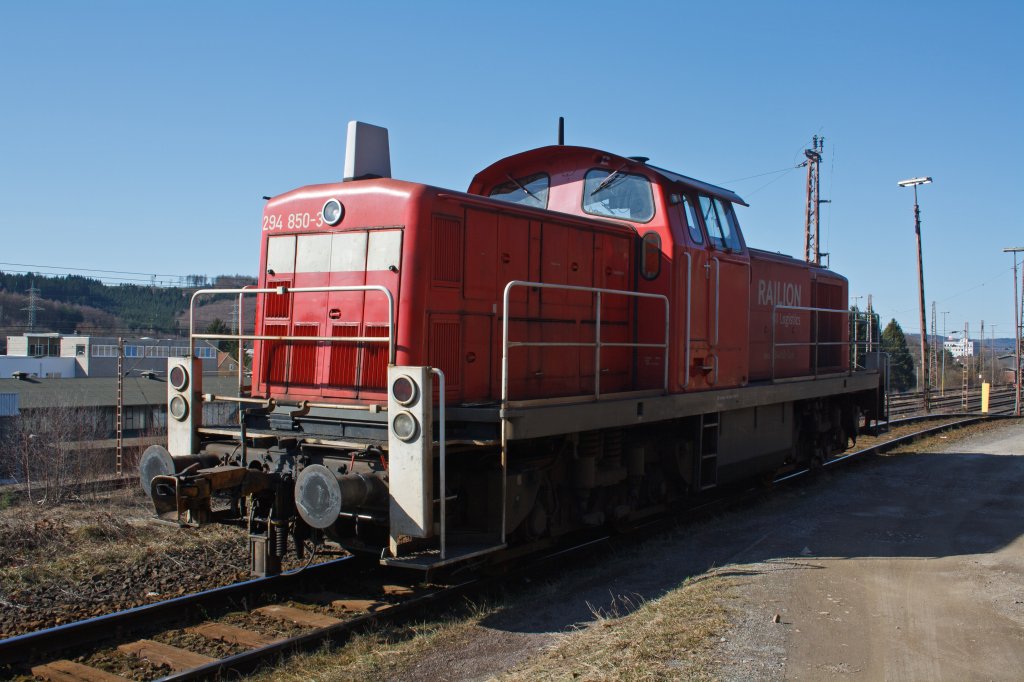 294 850-3 (V 90 remotorisiert) der  DB Schenker Rail Deutschland AG am 07.03.2011 in Kreuztal am Ablaufberg. Die Lok wurde 1973 bei MaK gebaut (Fabr.-Nr. 1000625), 2006 erfolgte die Remotorisierung mit MTU-Motor 8V 4000 R41 und Umbezeichnung.