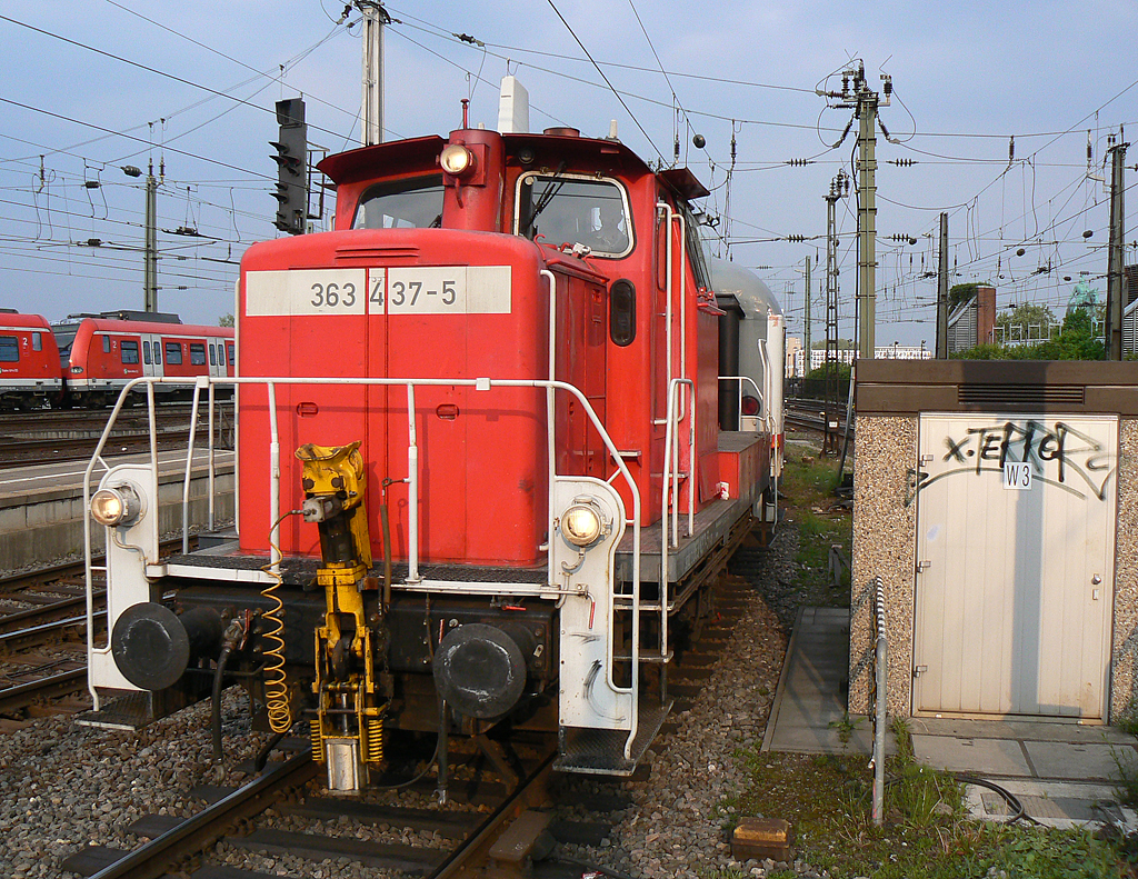 363 437-5 kommt mit einem IC Wagen durch Kln Hbf. am 09.05.2010