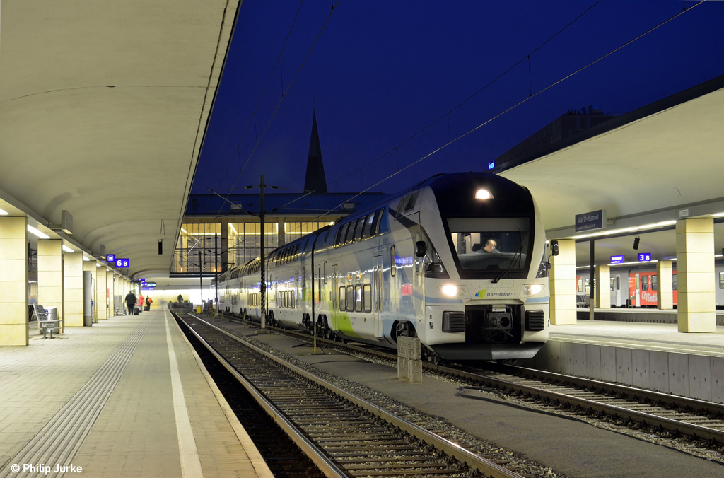 4010 105-3 mit der WB 928 von Wien nach Linz am 02.05.2013 im Wiener Westbahnhof.
