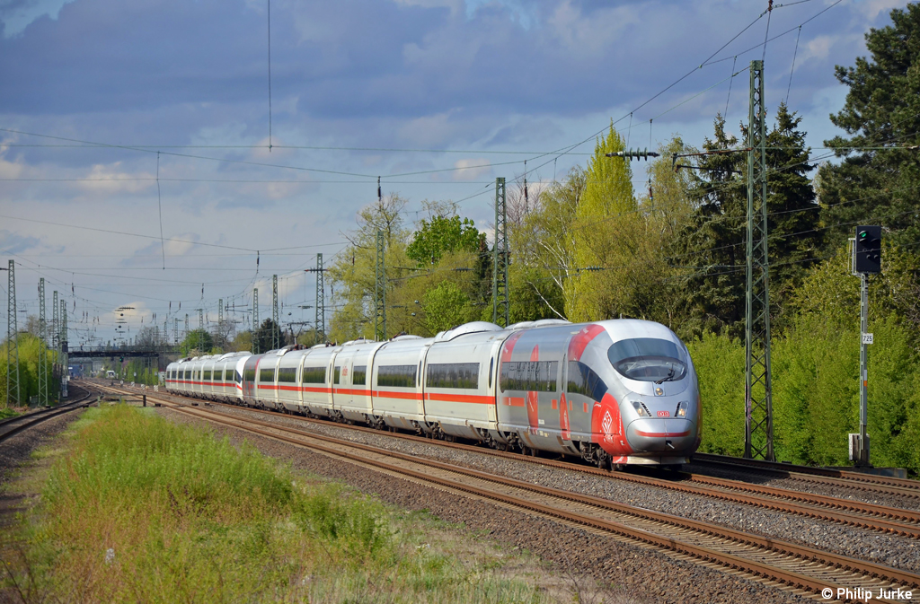 403 054-0 + 403 004-5  Solingen  mit dem ICE 613 nach Mnchen Hbf am 22.04.2012 in Angermund.