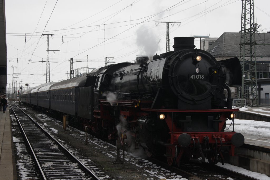 41 018 mit einem Sonderzug von Wrzburg nach Nrnberg in seinem Zielbahnhof am 12.12.2010