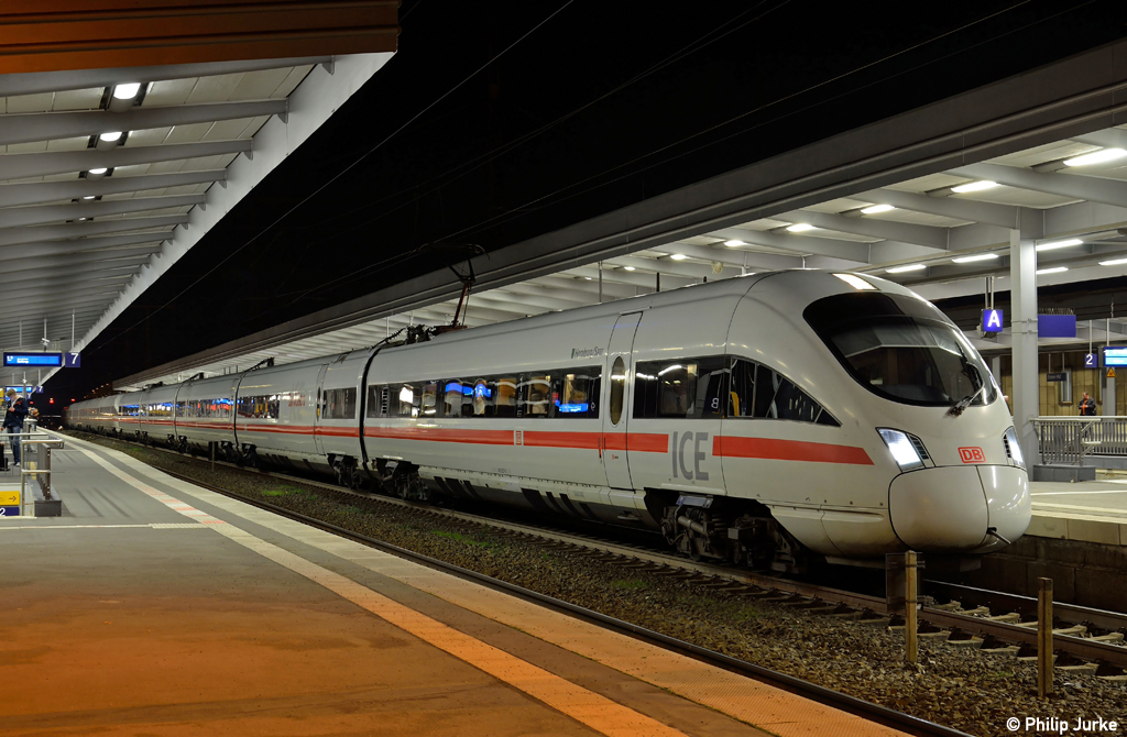 415 021-5  Homburg  und 411 032-6  Wittenberge  als ICE 1024 von Mnchen nach Hamburg-Altona am 22.11.2012 in Essen.