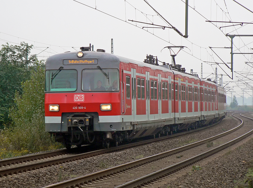 420 909-4 der S-Bahn Stuttgart in Porz-Wahn am 14.10.2010