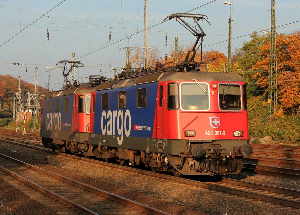 421 387-2 mit 421 388-0 der SBB Cargo als Lz in Kln West am 01.11.2011
