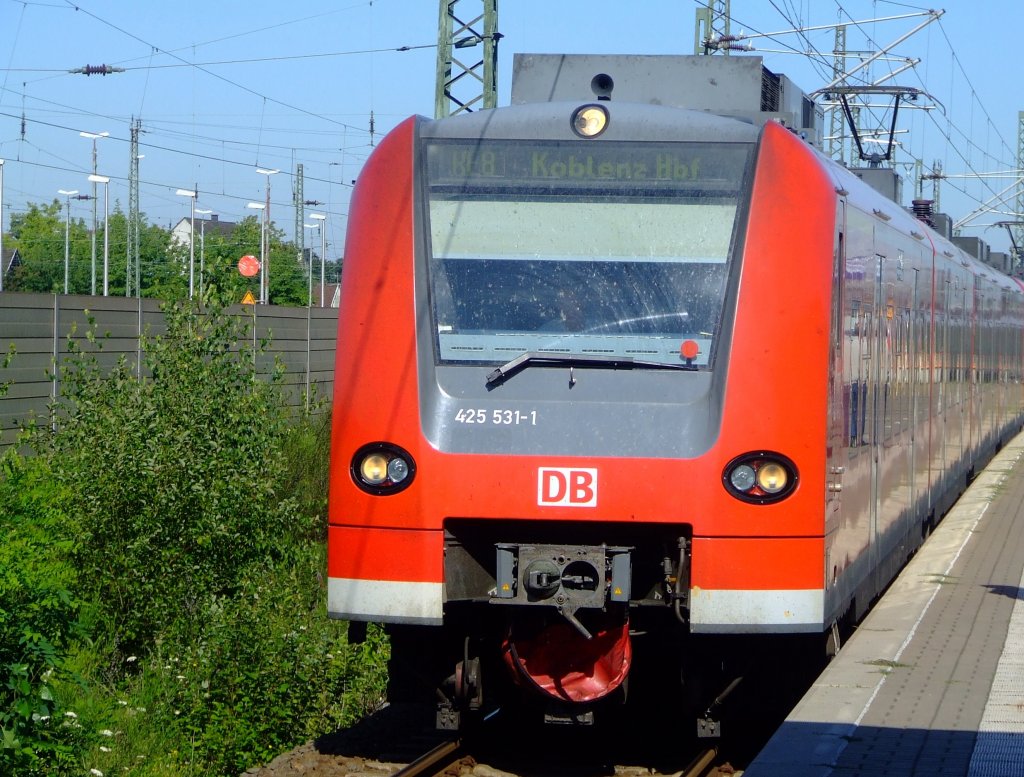 425 531-1 als RE 8 (Rhein-Erft-Express) Mnchengladbach - Kln - Bonn - Koblenz fhrt am 27.07.2009 in den Bahnhof Troisdorf ein.